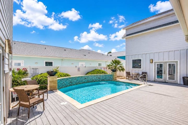 Pet-friendly Home | Pool | Near Beach | Downtown - Port Aransas, TX