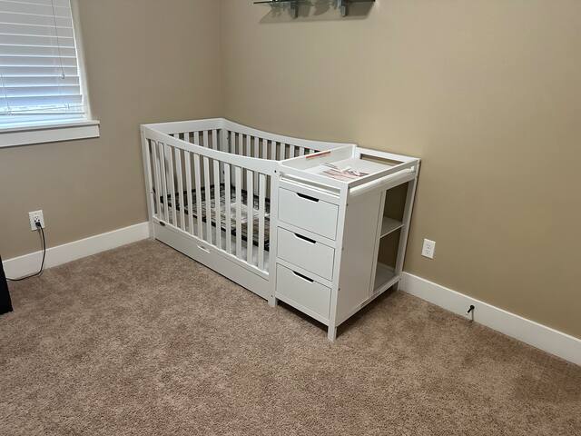 Spacious – Free Parking, crib, toys, walk to food gallery image 3