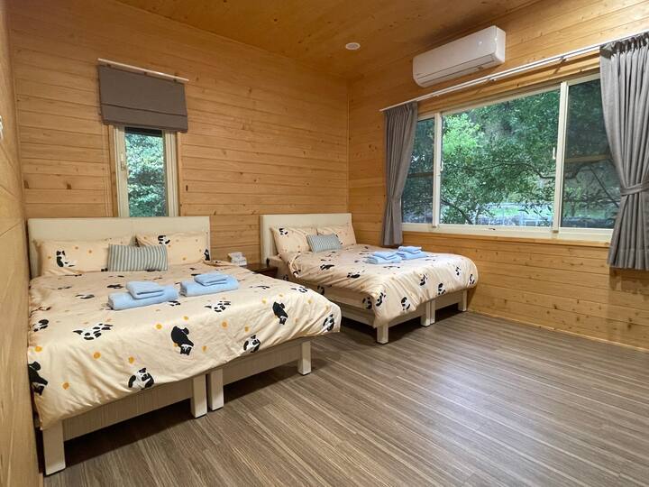 غرفة قياسية تتسع لأربعة أشخاص