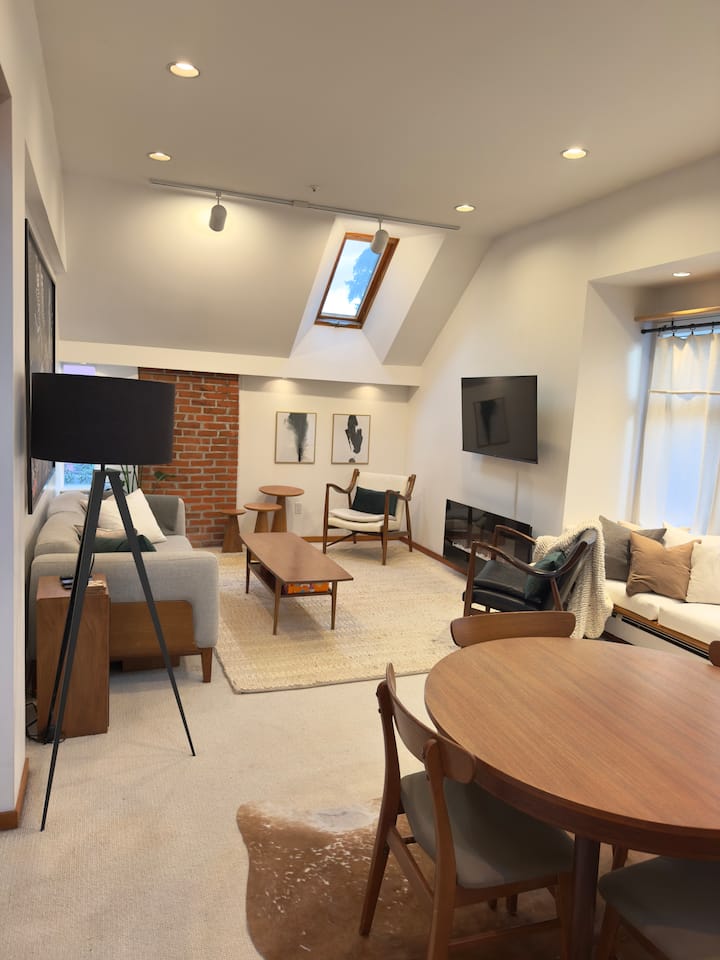 Spacious Central Mcm Penthouse | Private Hot Tub - Vancouver