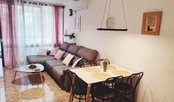 Kauč je širok 120 cm u načinu spavanja