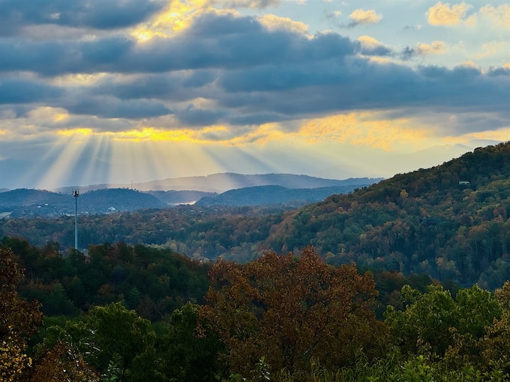 Fall Retreat+2k+hottub+gamerm+mins To Dollywood - Pigeon Forge