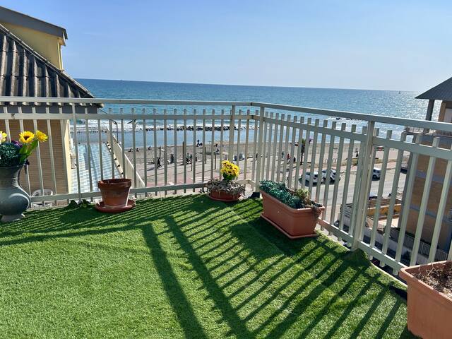 Luxury Flat + big terrace front sea