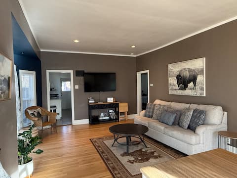 Top performing Airbnb: Cheerful 2-bedroom cottage in Cheyenne in Cheyenne