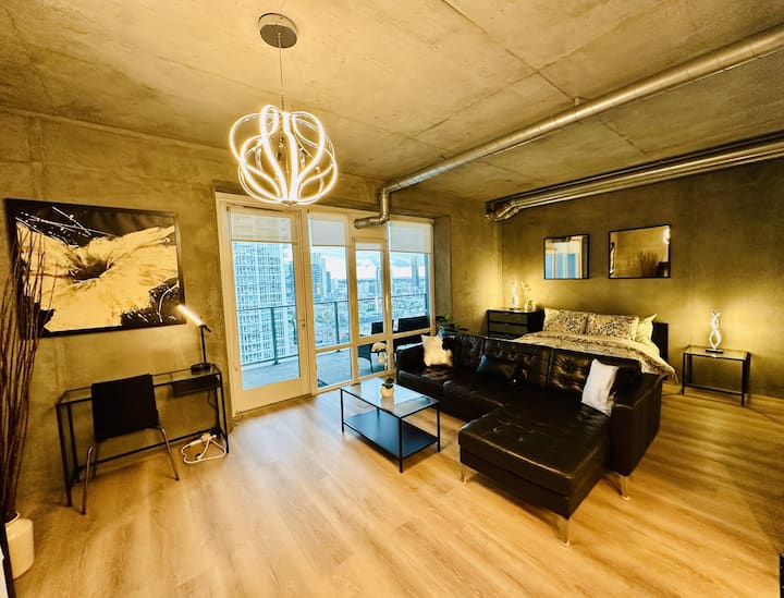 High-rise Spacious Condo W/ Amazing Downtown Views - San Diego, CA