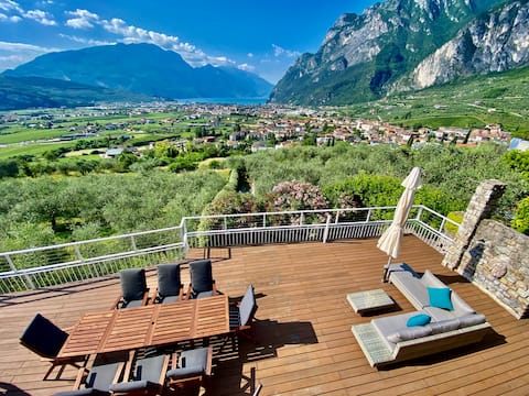 Luxury villa • stunning terrace • lake views