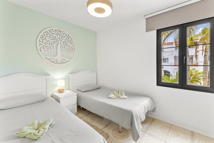 Красива спалня на приземния етаж на ваканционния дом с две единични легла и красива гледка към зелената градина. С баня 1 точно отсреща. 