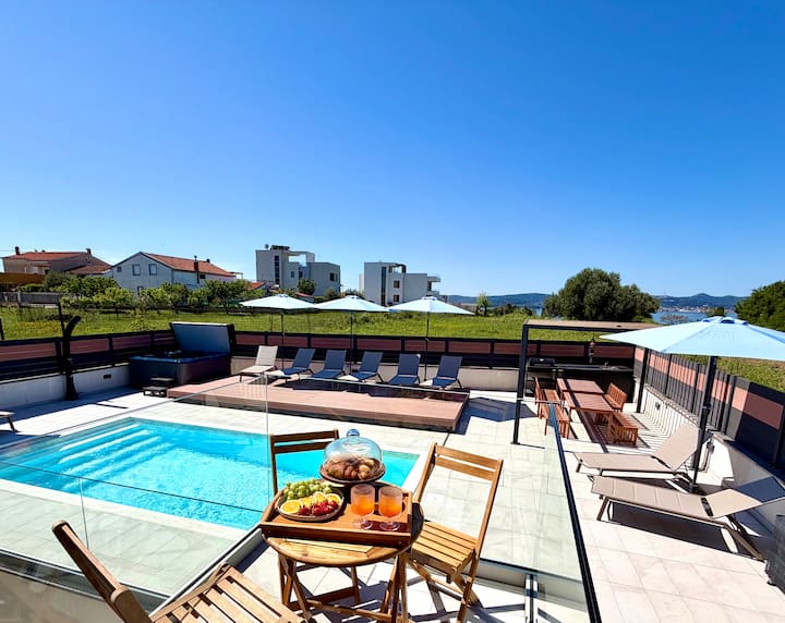 Blue Ap/VillaLaMarea-com/150mSea/Pool/HotTub/BBQ - Serviced