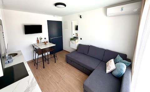 Successful Airbnb property: Blue Ap/VillaLaMarea-com/150mSea/Pool/HotTub/BBQ in Grad Zadar