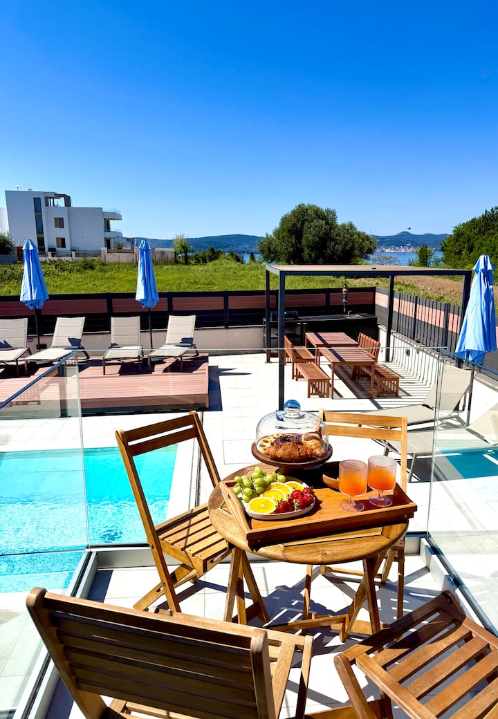Blue Ap/VillaLaMarea-com/150mSea/Pool/HotTub/BBQ - Serviced