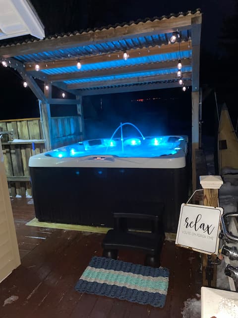 HOT TUB! Riverfront, dog friendly, 2 bedroom home!