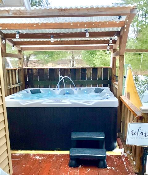 HOT TUB! Riverfront, dog friendly, 2 bedroom home!