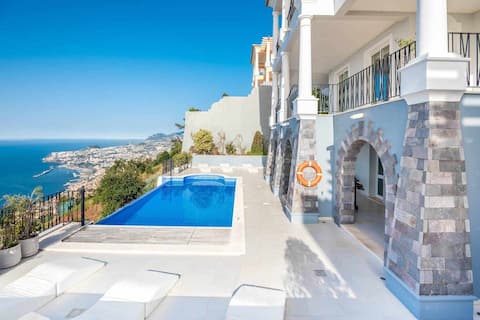 Airbnb em destaque: Villa La Terrasse Palheiro Holiday Rental Madeira em São Gonçalo
