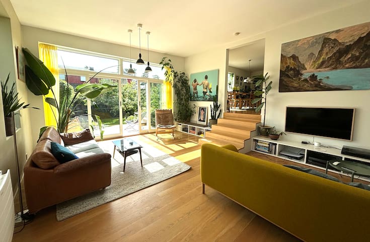 Big&bright duplex by the woods, close to downtown.