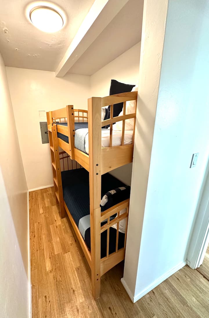 ที่พักเล็กๆเล็กๆแยกออกจากเตียงคิงไซส์และห้องหลักด้วยโถงทางเดินที่มีประตูแบบพกพา  ที่นี่ห้ามจัดปาร์ตี้เต้นรำ แพ็คแอนด์เพลย์เหมาะกับทางเข้า  