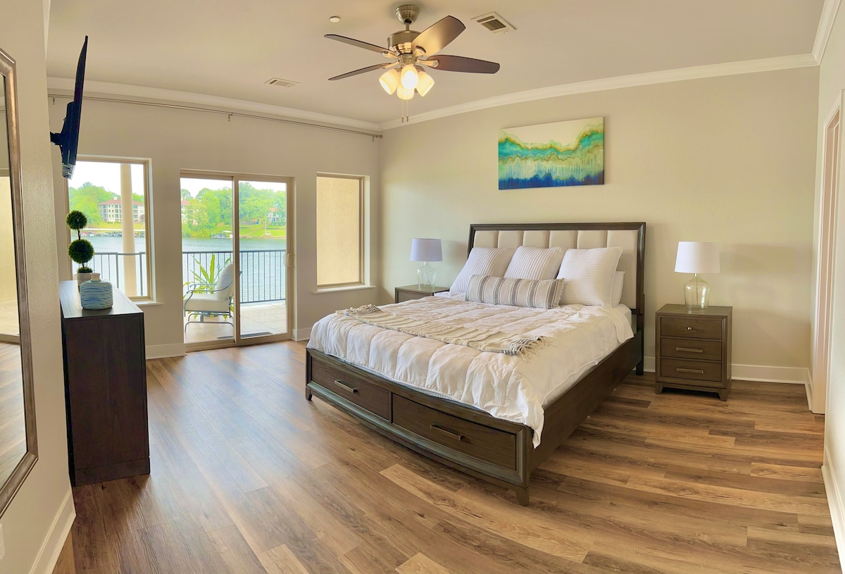 تحتوي غرفة النوم الرئيسية الواسعة على مدخل خاص إلى الشرفة. 