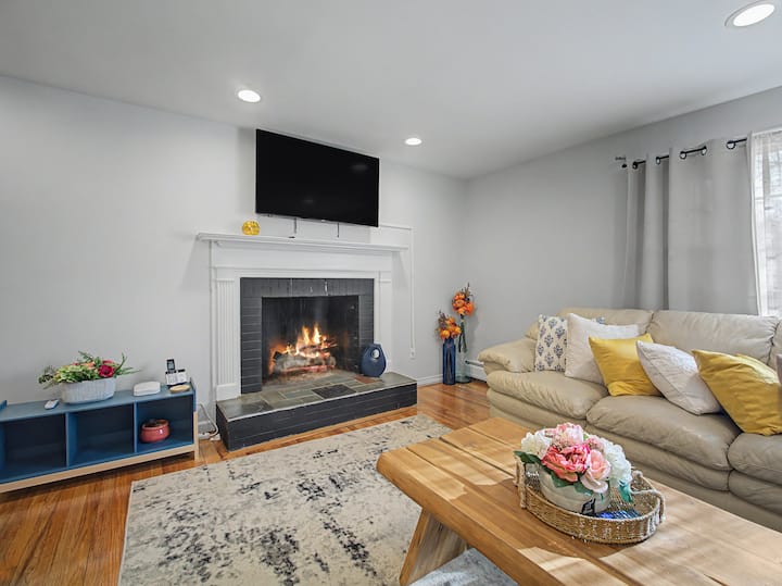 Cheerful 3 Bedroom With Indoor Fireplace. - West Hartford, CT