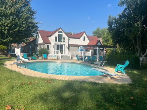 Spacious House- Fantastic Pool- 10 beds
