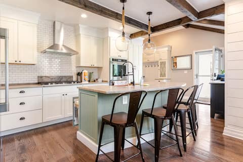 Cottage- Fantastic Pool- 10 beds-king Suite