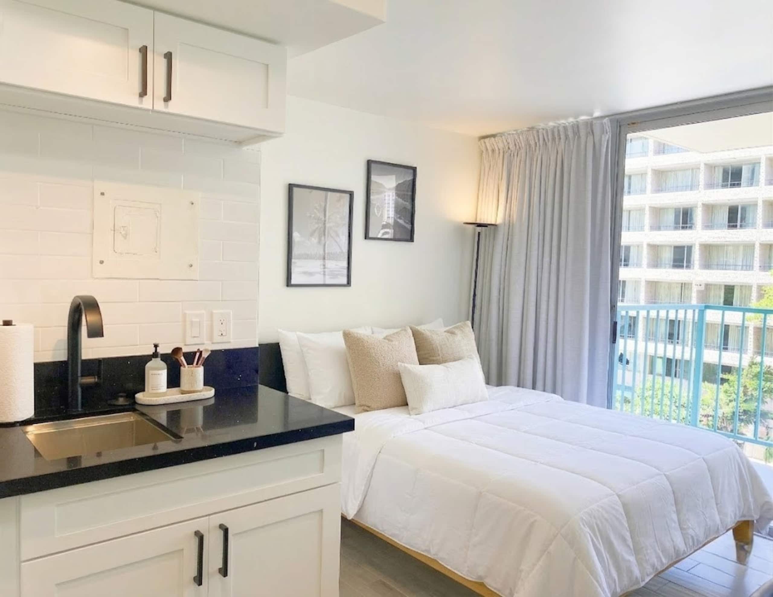 Condo in Honolulu · ★4.82 · Studio · 1 bed · 1 private bath - Image 9