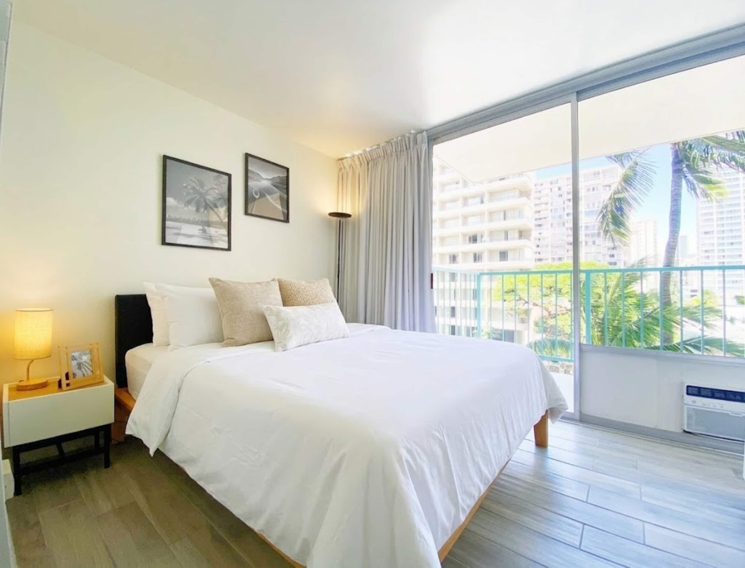 Condo in Honolulu · ★4.82 · Studio · 1 bed · 1 private bath - Image 2