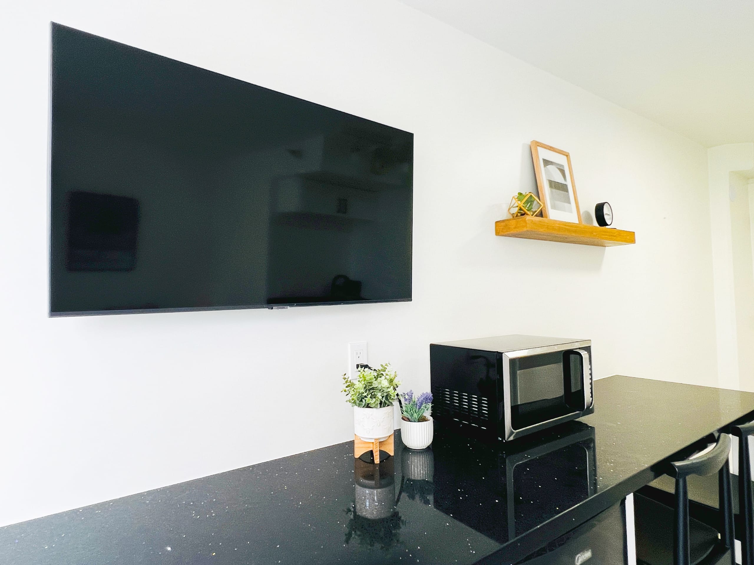 Condo in Honolulu · ★4.82 · Studio · 1 bed · 1 private bath - Image 11