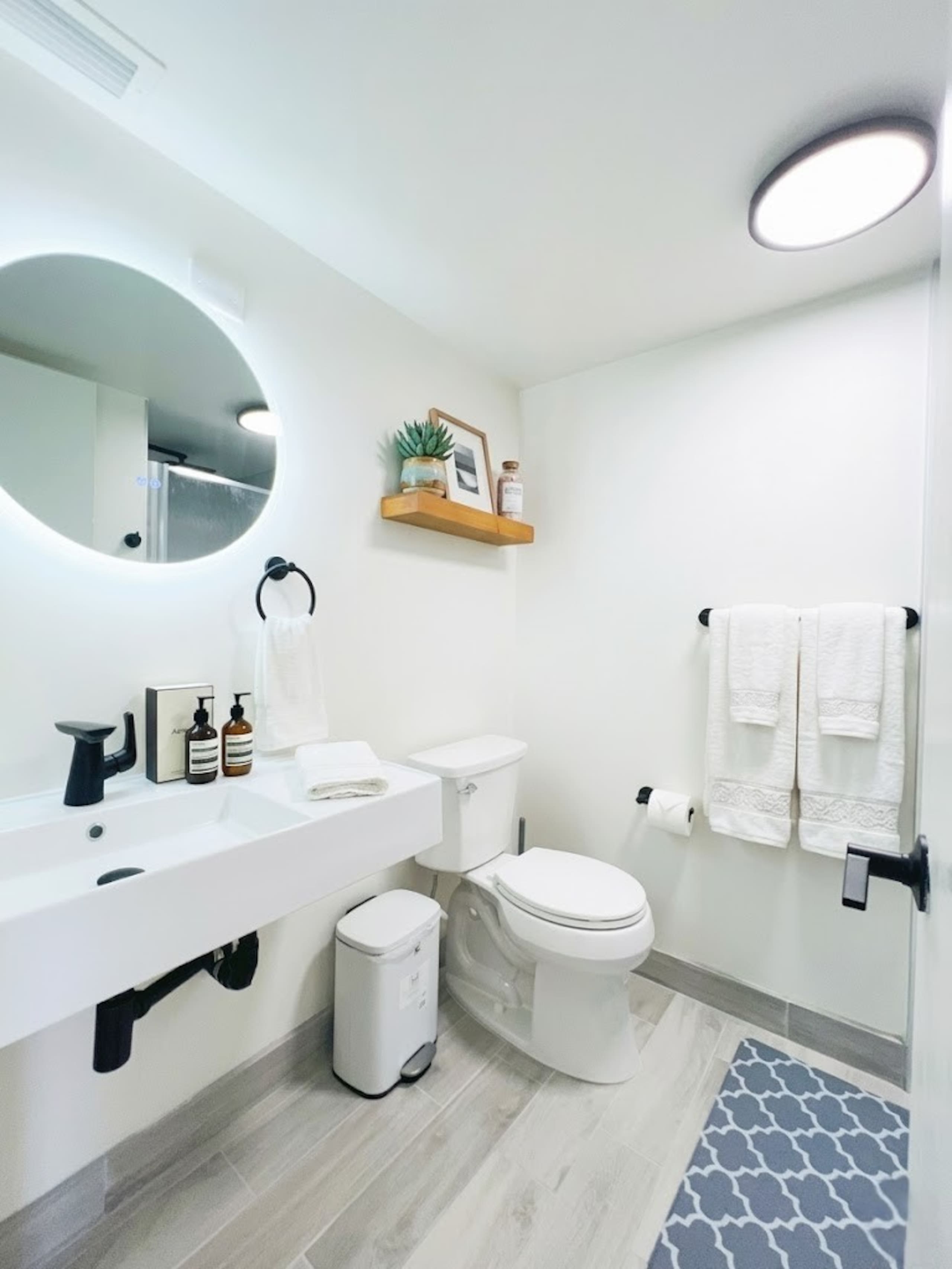 Condo in Honolulu · ★4.82 · Studio · 1 bed · 1 private bath - Image 14