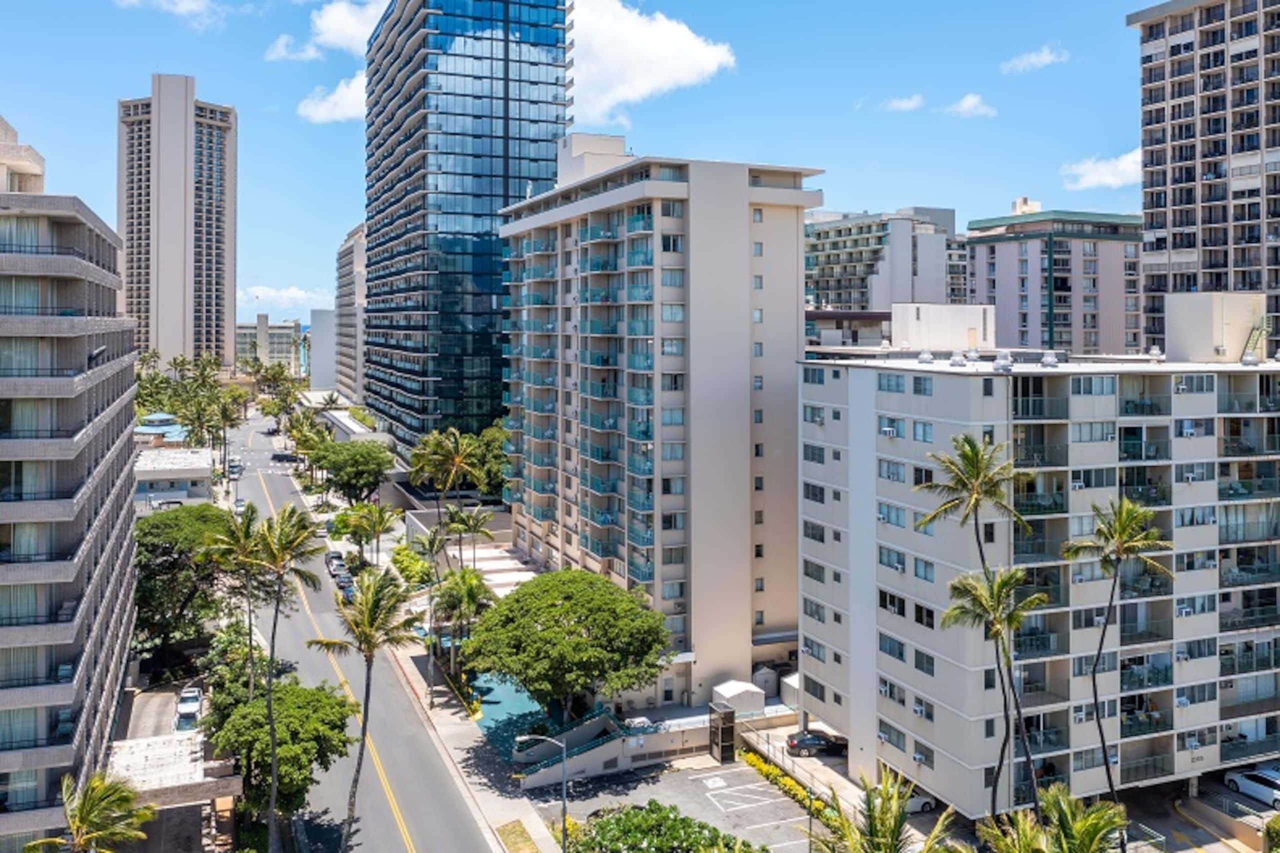 Condo in Honolulu · ★4.82 · Studio · 1 bed · 1 private bath - Image 23