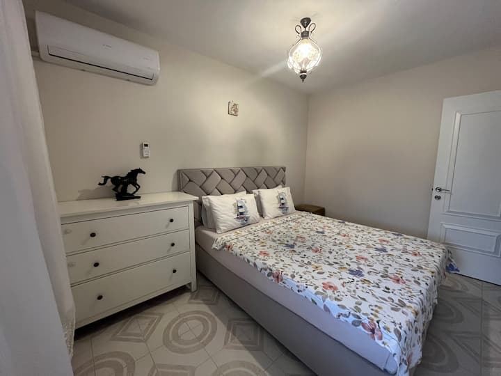 2. Nuestra habitación también tiene su propio balcón, aire acondicionado y TV.