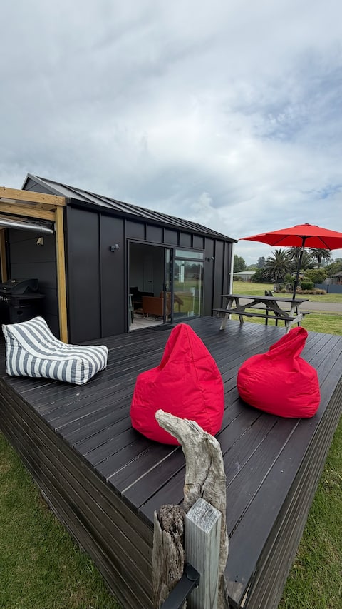 Sunny modern tiny home - 1 min walk to beach