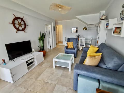 Top Airbnb: Sea view, facing the beach, pool, free parking in São Martinho Do Porto