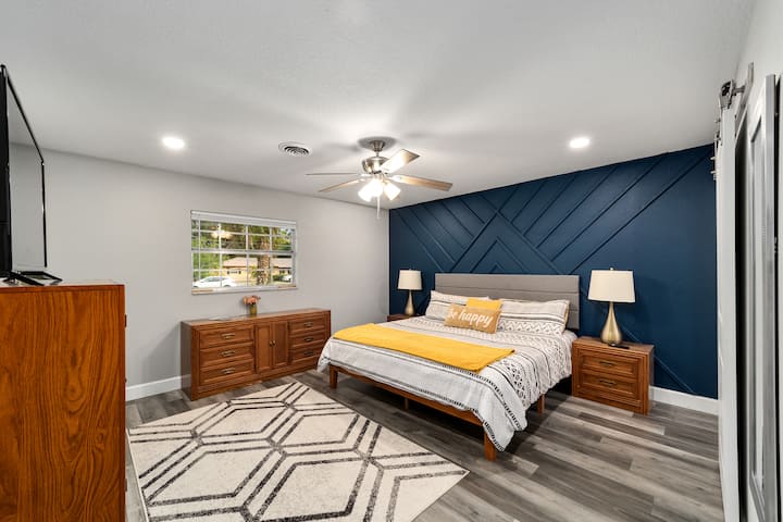 Chumba cha kulala cha msingi chenye bafu na kitanda cha Ukubwa wa King, kabati kubwa la kuingia na TV