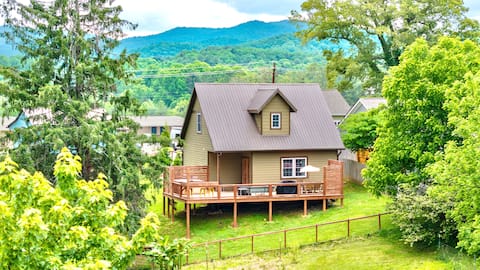 New Luxury Chalet- in town, fenced yard, hot tub!