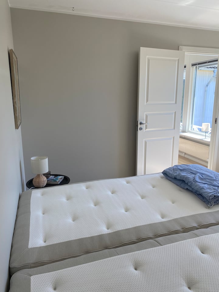 Dve jednolôžkové postele, široké 105 cm. Umiestnenie lôžok je možné prispôsobiť vašim potrebám. Je možné ich mať spolu ako manželskú posteľ alebo oddelene ako dve samostatné lôžka. V spálni je otvorené okno s roletou s výhľadom do záhrady.