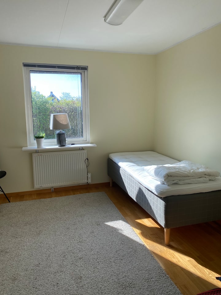 Spálňa s jednolôžkom (šírka 90 cm), výhľad do záhrady.