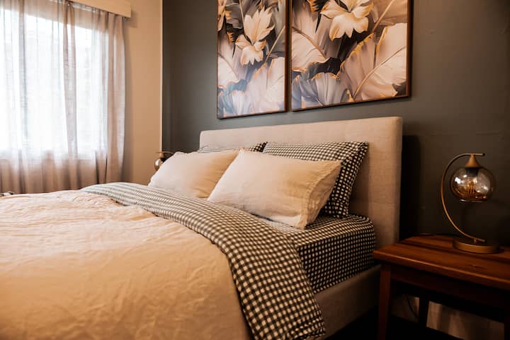 Comfortable Queen bed, with Linen covers and plush pillows. Bedside tables and deco lamps.