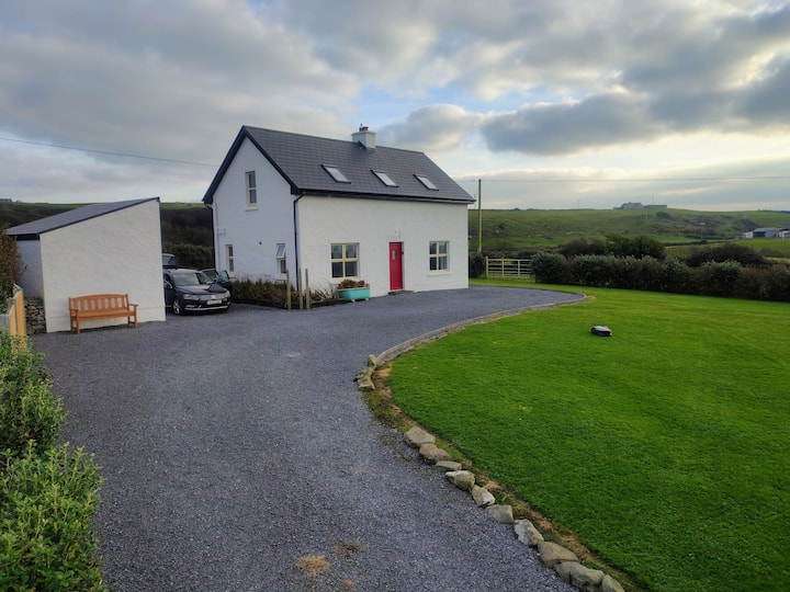 Peaceful Farm Cottage Near The Ocean - Lahinch