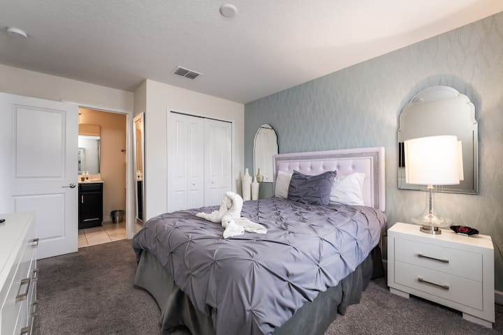 Elegant bedroom with cozy, high-quality bedding and tasteful decor, providing a relaxing retreat after a busy day.
