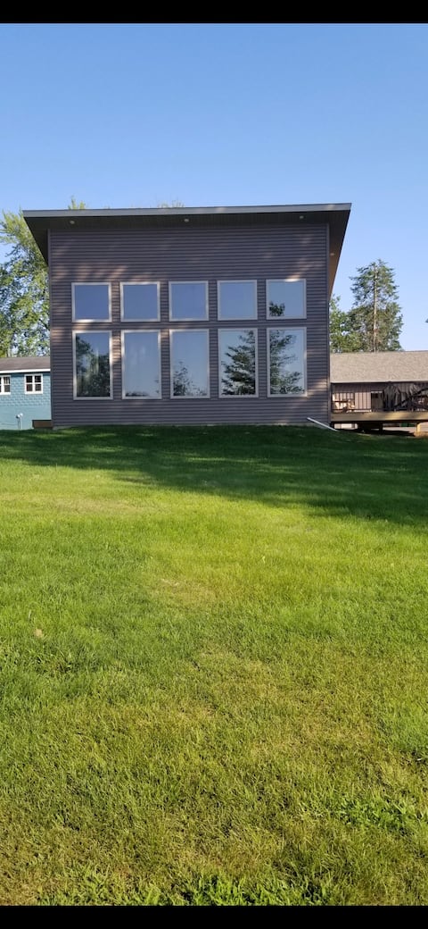 Waterfront Cabin With Gaze-Capturing View
