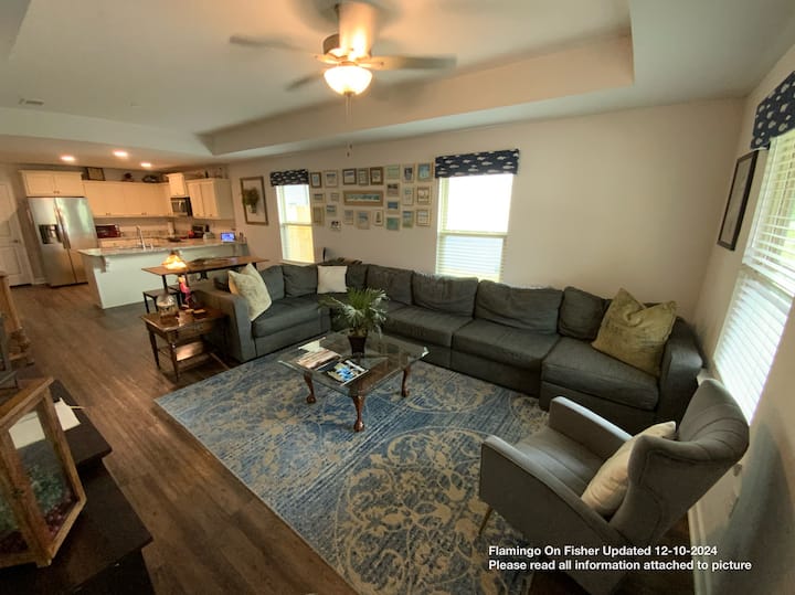 Всекидневната се намира във входа, вентилатор на тавана, DVD плейър и DVD, масичка за кафе, стол, диван lovesac с кът за сядане за 6 души, електрическа камина, 70 - инчов смарт телевизор