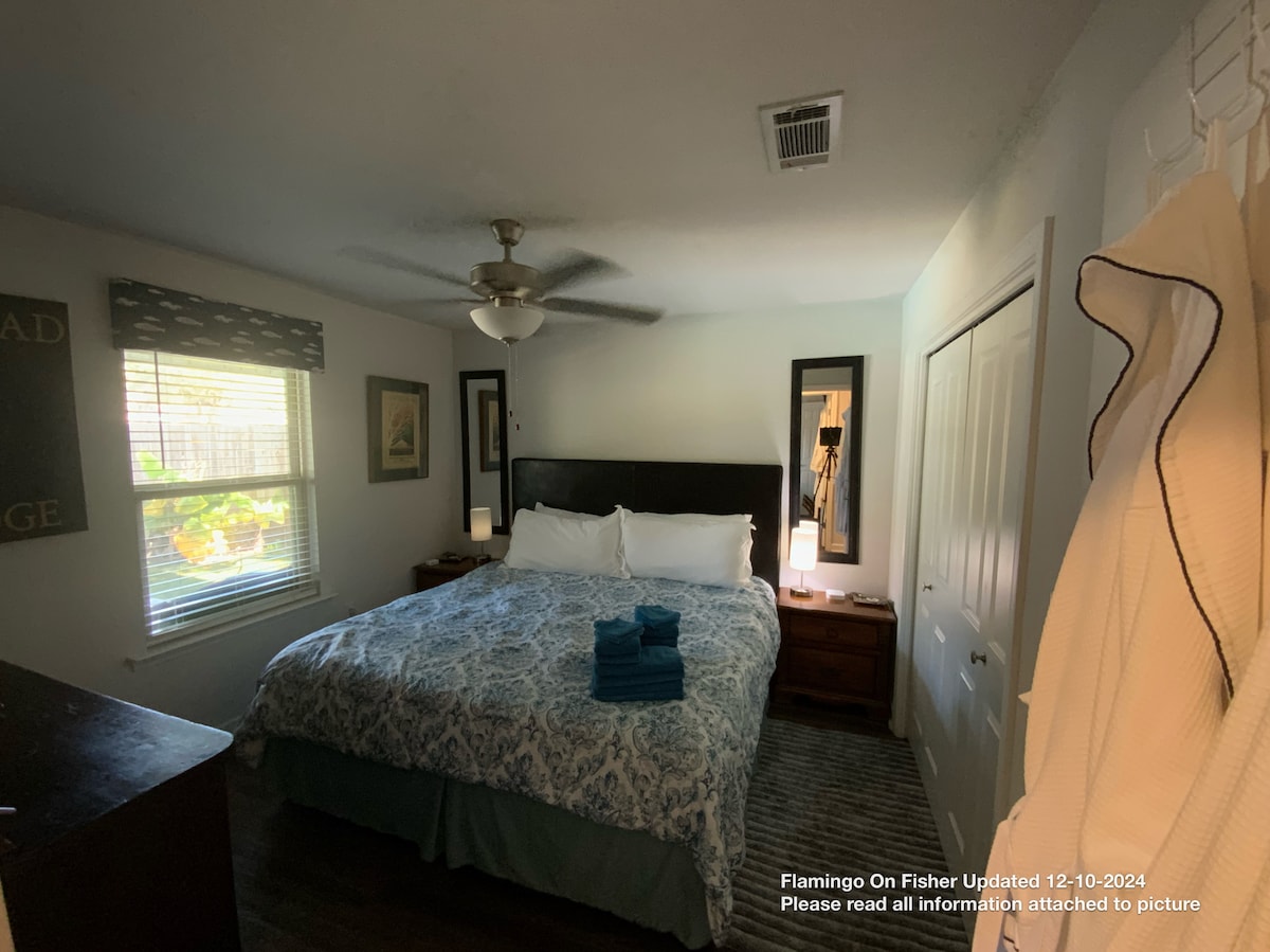 加大双人床、设计师衣柜、42英寸智能电视、52英寸吊扇、硬线烟雾/一氧化碳报警器、行李架和抽屉柜 