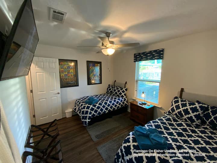 2 единични легла, 55 - инчов смарт телевизор, 52 - инчов вентилатор на тавана, поставки за багаж, дизайнерски килер