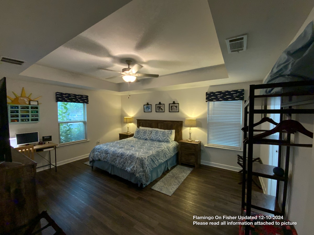 主卧、65英寸智能电视、书桌、加大双人床，位于客厅/餐厅外