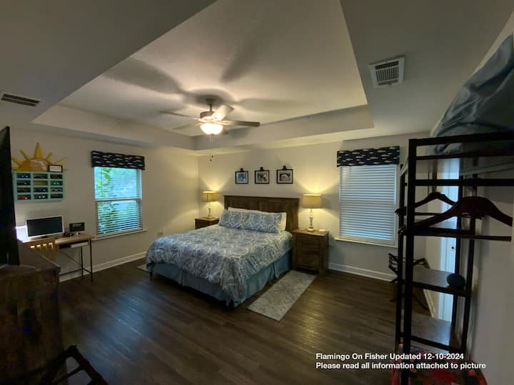 Основна спалня, 65 - инчов смарт телевизор, бюро, голямо двойно легло, разположено до всекидневната/трапезарията