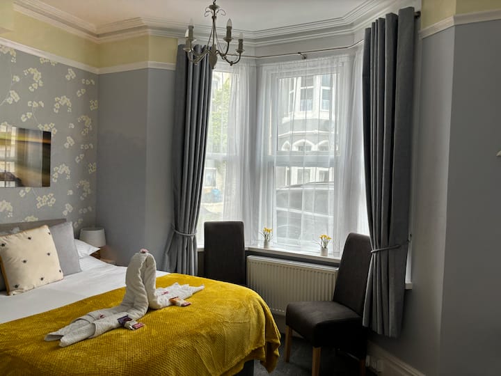 Ground Floor (No Stairs) Queen Bed 
En-suite - Weymouth
