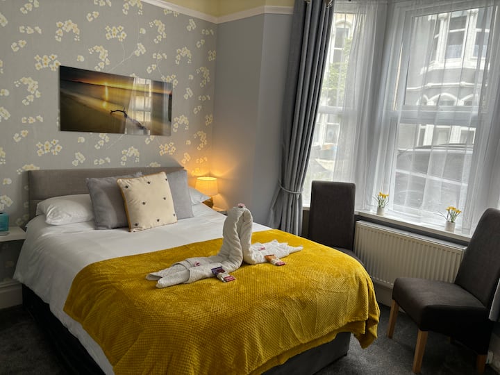 Ground Floor (No Stairs) Queen Bed 
En-suite - Weymouth