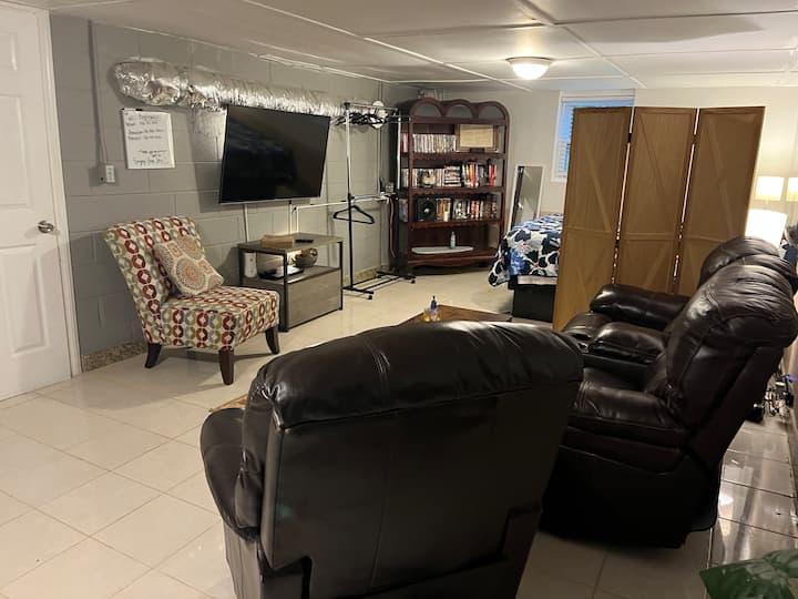 Lovely 1-bedroom Unit Sleeps-3 Private Entrance! - High Point, NC