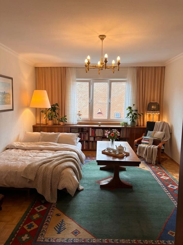 Esta es la configuración cuando el salón se convierte en el tercer dormitorio. Hay persianas opacas en todas las habitaciones.

La conversión de la cama de nuevo en espacio de salón es muy fácil.