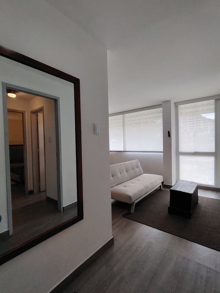 Вход на сградата hacianla sala с огледало от лявата страна 