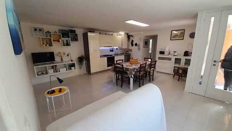 Private ground floor house within walking distance of the sea!